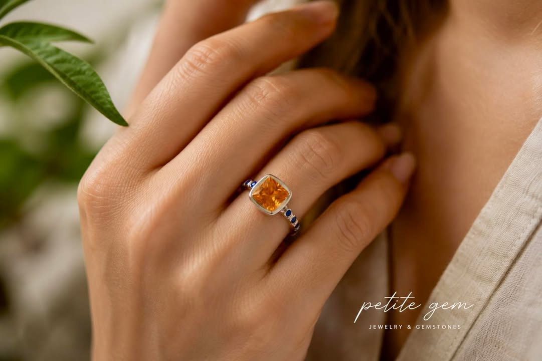 Nhẫn Citrine cắt cushion đính pha lê xanh
