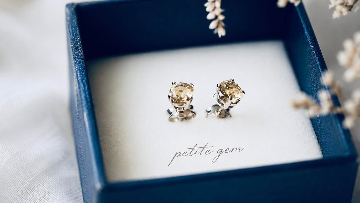 Khuyên tai nụ đá Citrine tròn 4mm viền vàng trắng