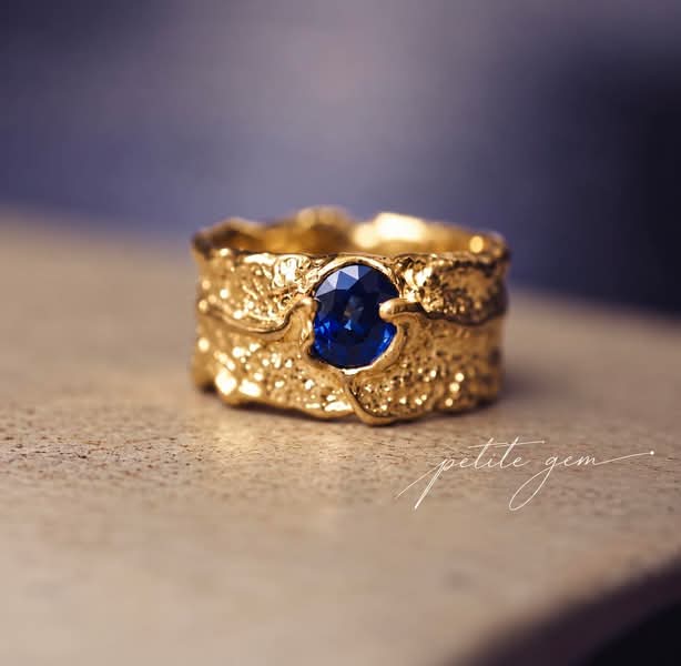 Nhẫn sapphire thô ráp làm tay