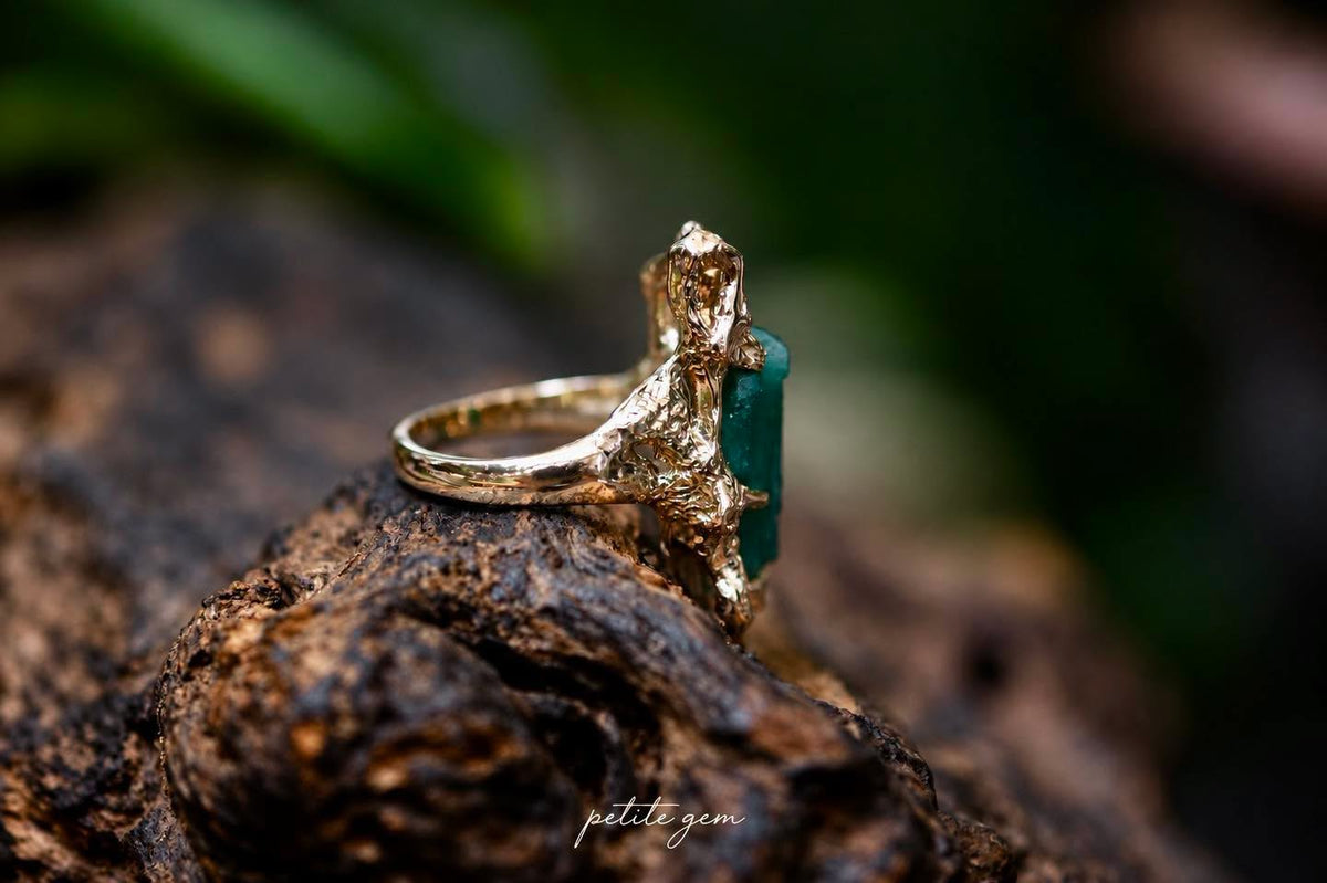 Nhẫn emerald thô đính kim cương khung vàng 10K thủ công