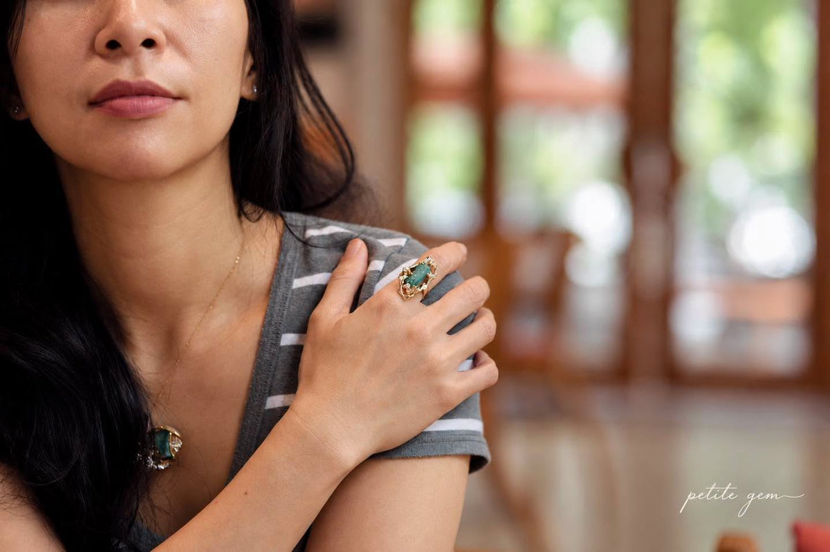 Nhẫn emerald thô đính kim cương khung vàng 10K thủ công