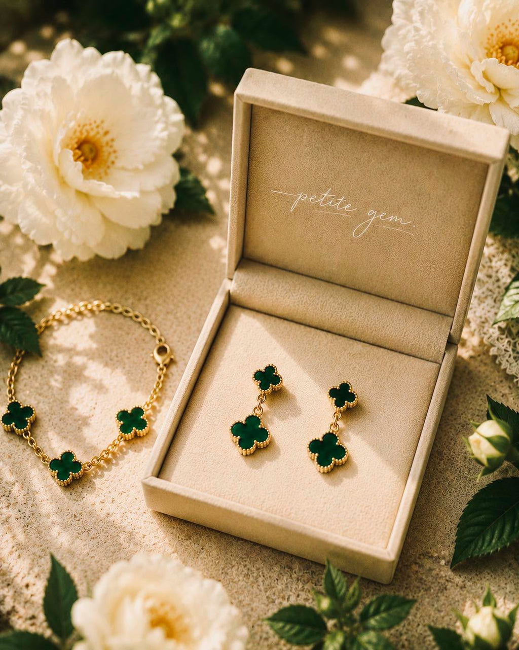 Khuyên tay cỏ 4 lá đá Chalcedony