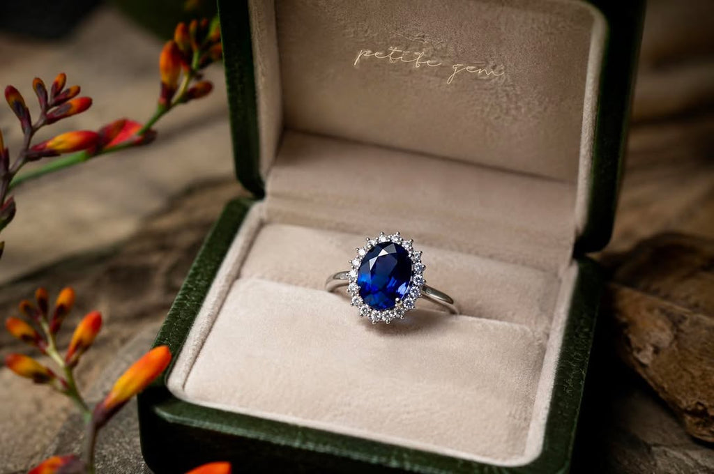 Nhẫn sapphire tự nhiên xanh oval viền kim cương vàng trắng