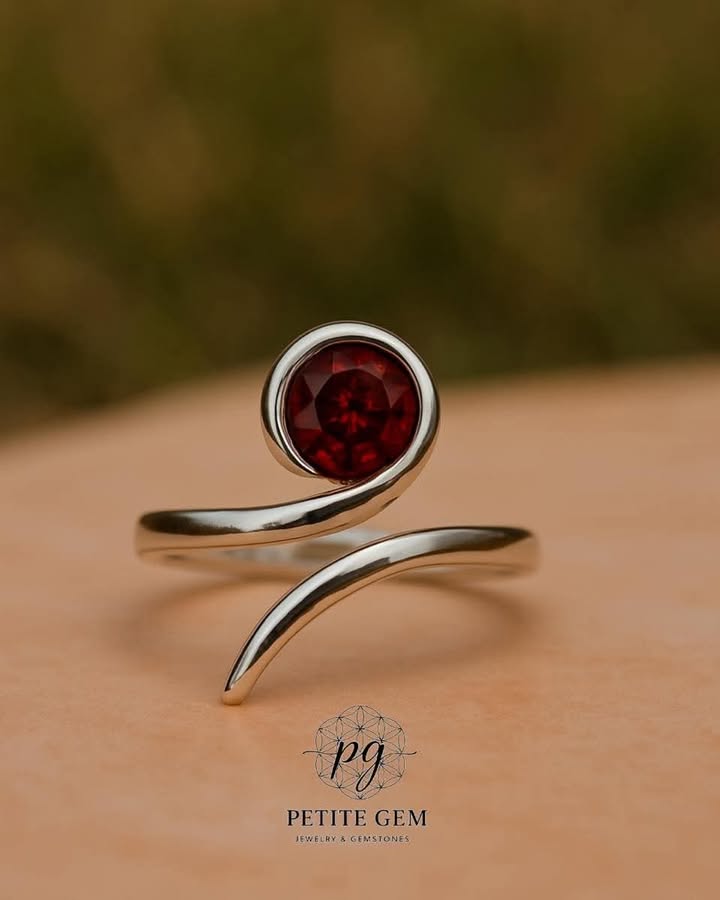 Nhẫn đá garnet chế tác thủ công