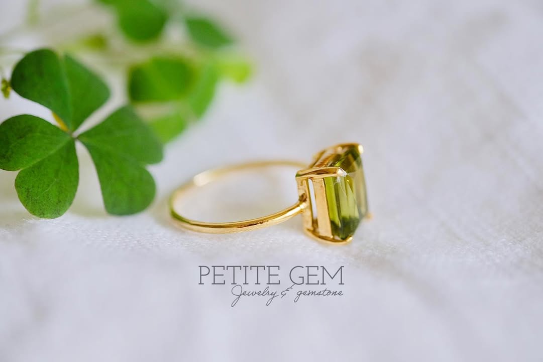 Nhẫn peridot dáng chữ nhật 7*9mm