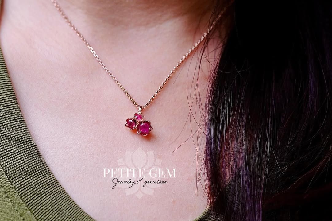 Mặt dây Linh Lan 3 nụ đính ruby hồng đỏ