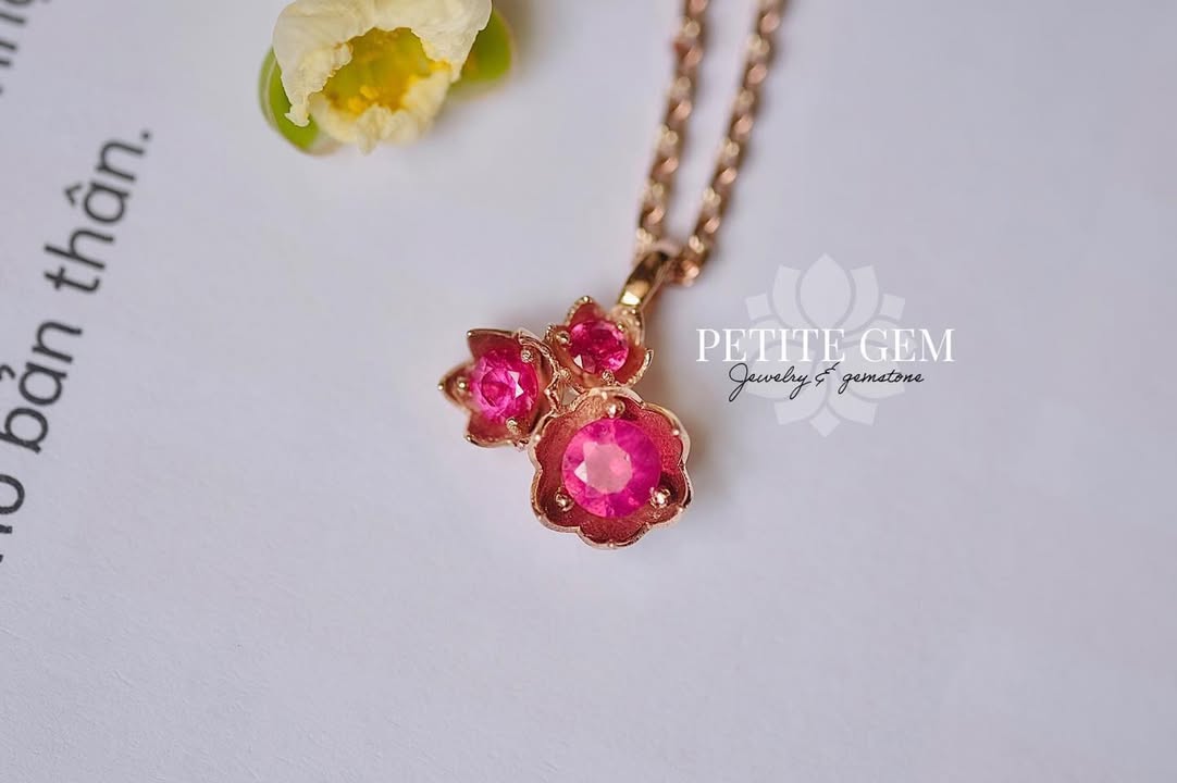 Mặt dây Linh Lan 3 nụ đính ruby hồng đỏ