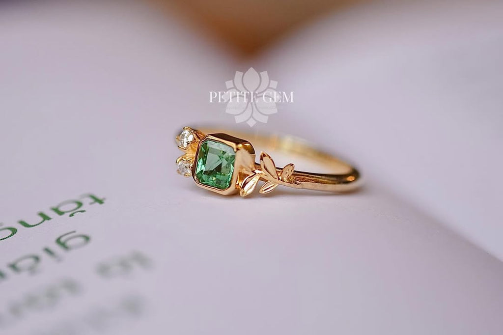 Nhẫn Hoa Linh Lan đính emerald
