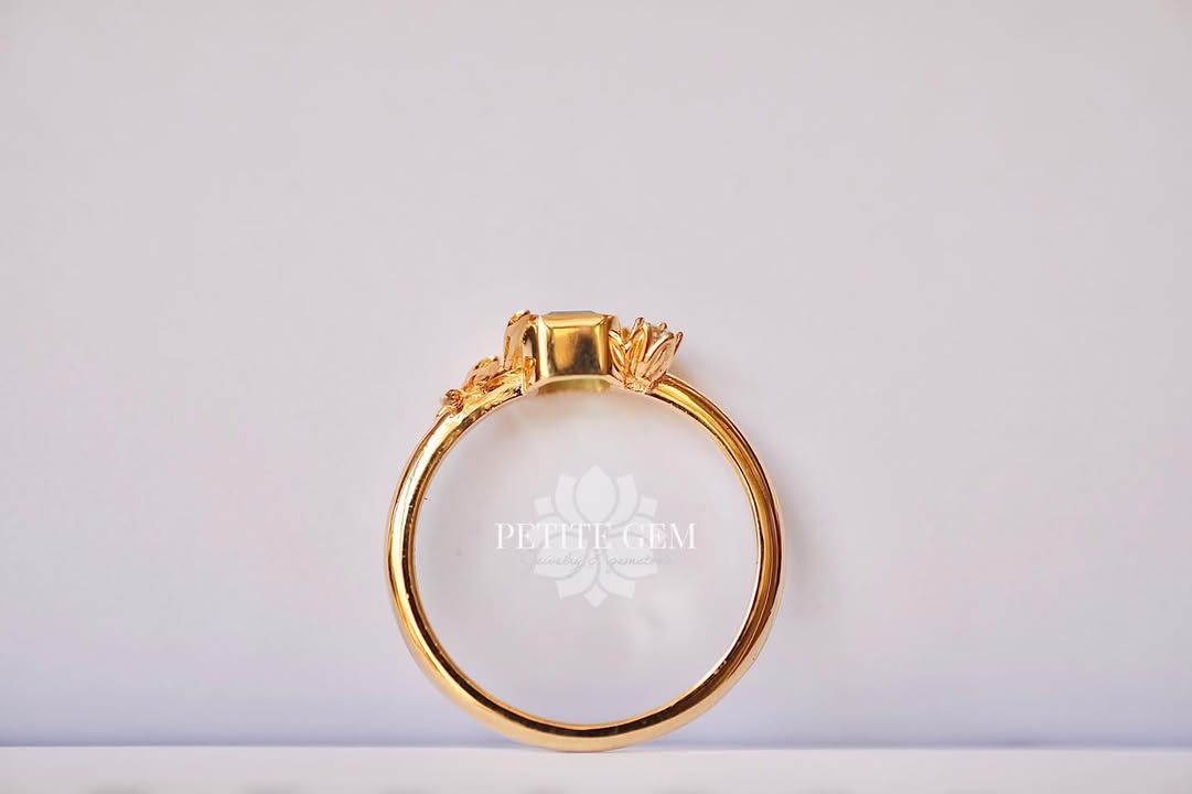 Nhẫn Hoa Linh Lan đính emerald