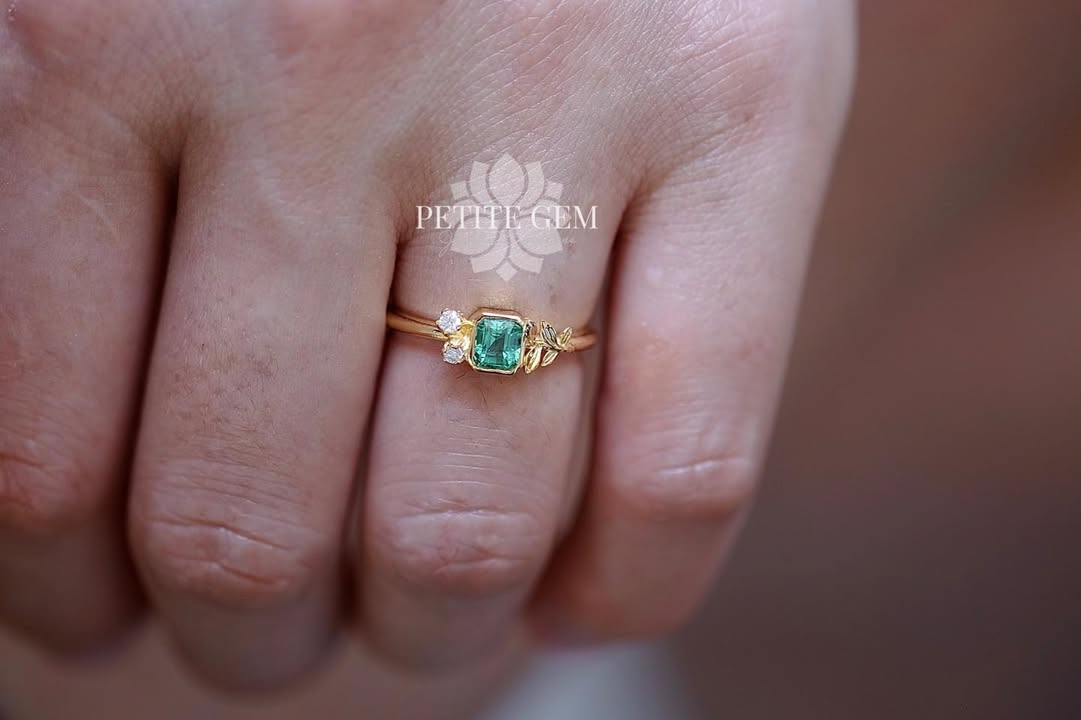 Nhẫn Hoa Linh Lan đính emerald