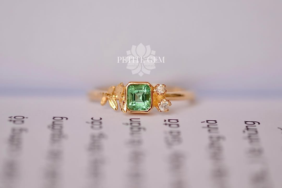 Nhẫn Hoa Linh Lan đính emerald
