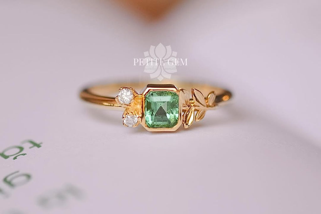 Nhẫn Hoa Linh Lan đính emerald