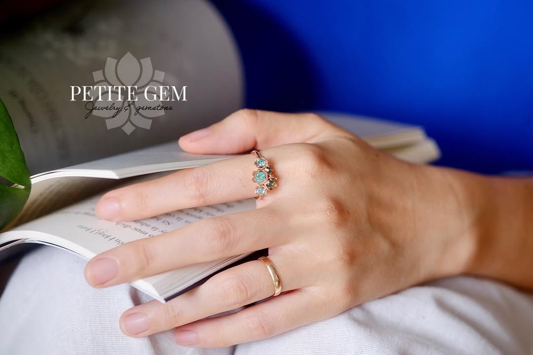 Nhẫn lily of the valley đính emerald