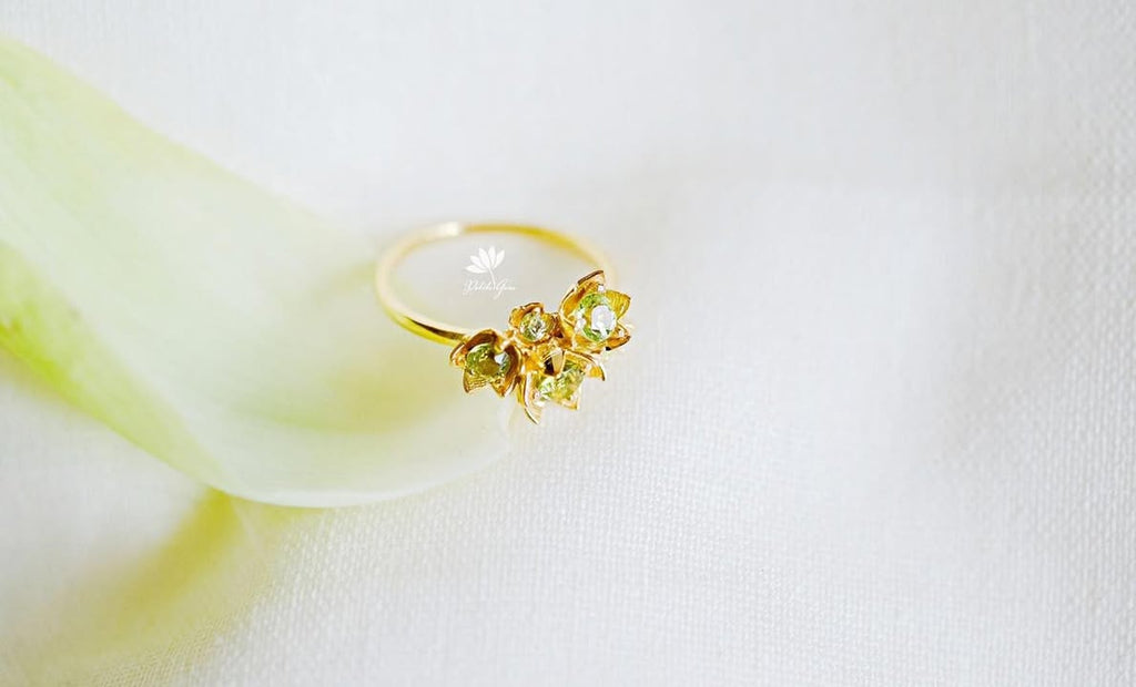 Nhẫn Lily hoa nhỏ đính đá peridot