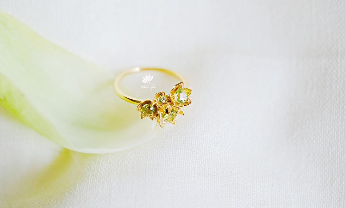 Nhẫn Lily hoa nhỏ đính đá peridot