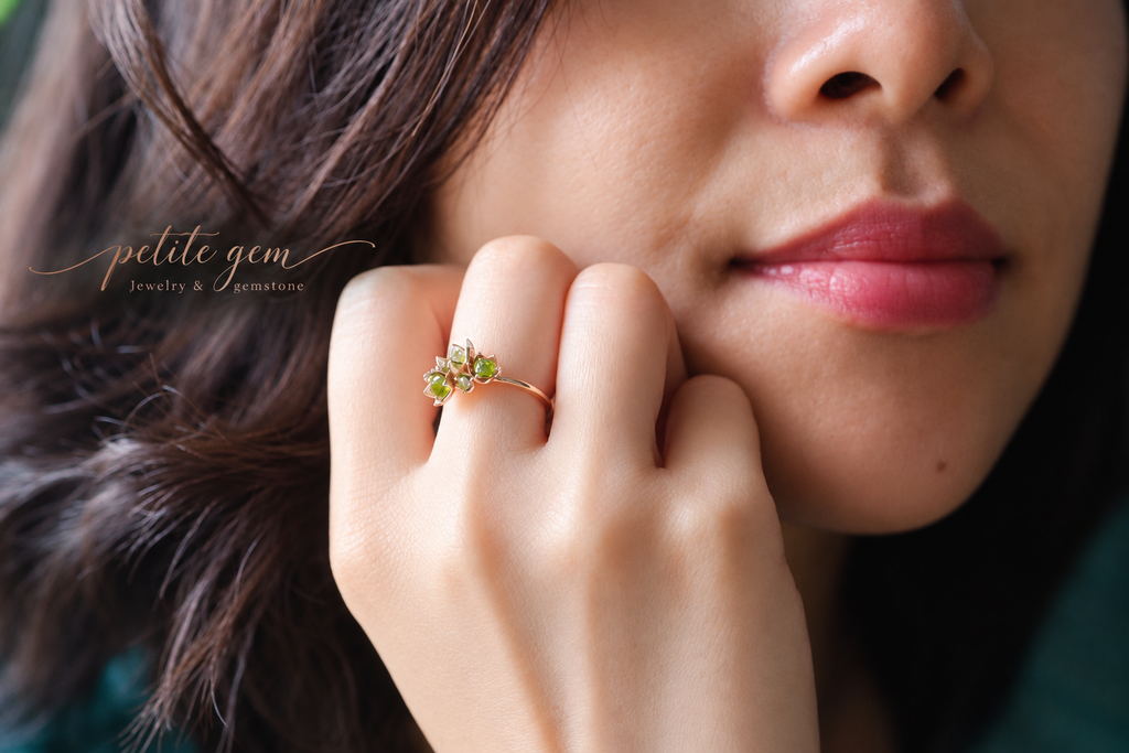 Nhẫn Lily hoa nhỏ đính đá peridot