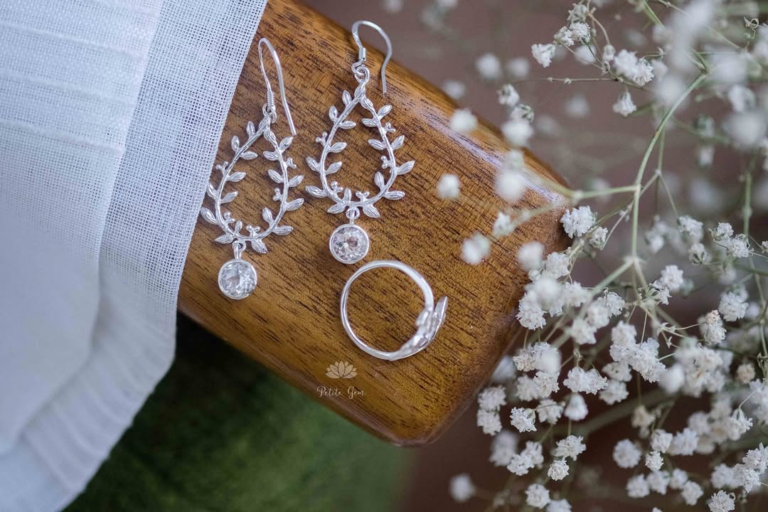Bông tai topaz trắng 6mm vòng lá