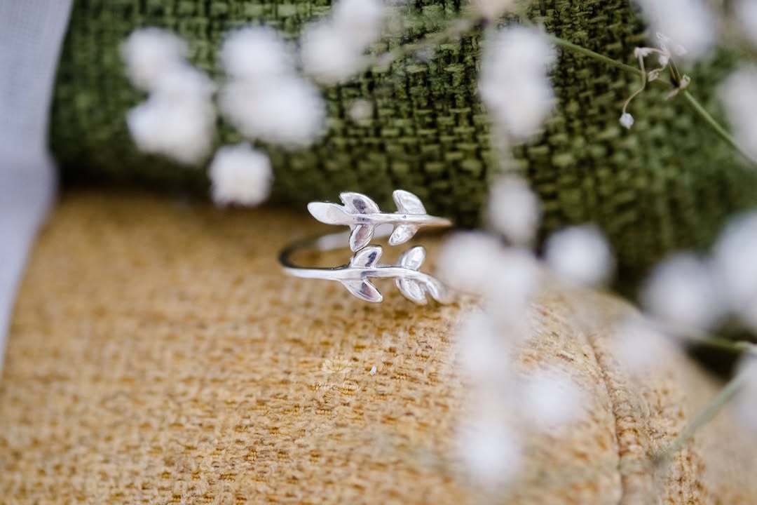 Bông tai topaz trắng 6mm vòng lá