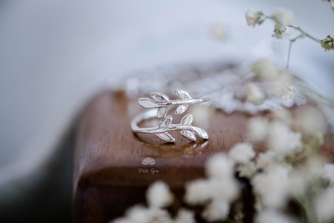 Bông tai topaz trắng 6mm vòng lá