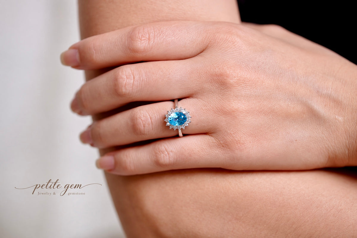 Nhẫn topaz oval viền moissanite 7*9