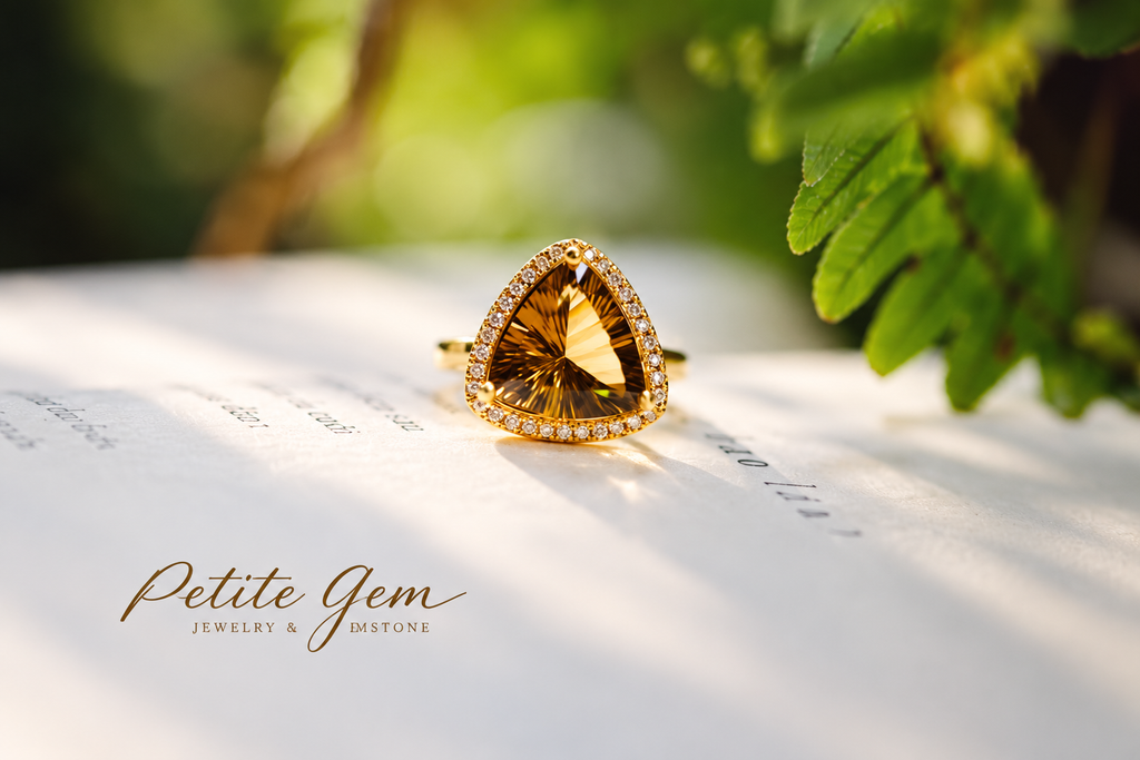 Nhẫn citrine tam giác màu mật ong viền moissanite