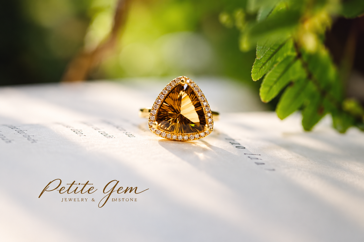 Nhẫn citrine tam giác màu mật ong viền moissanite