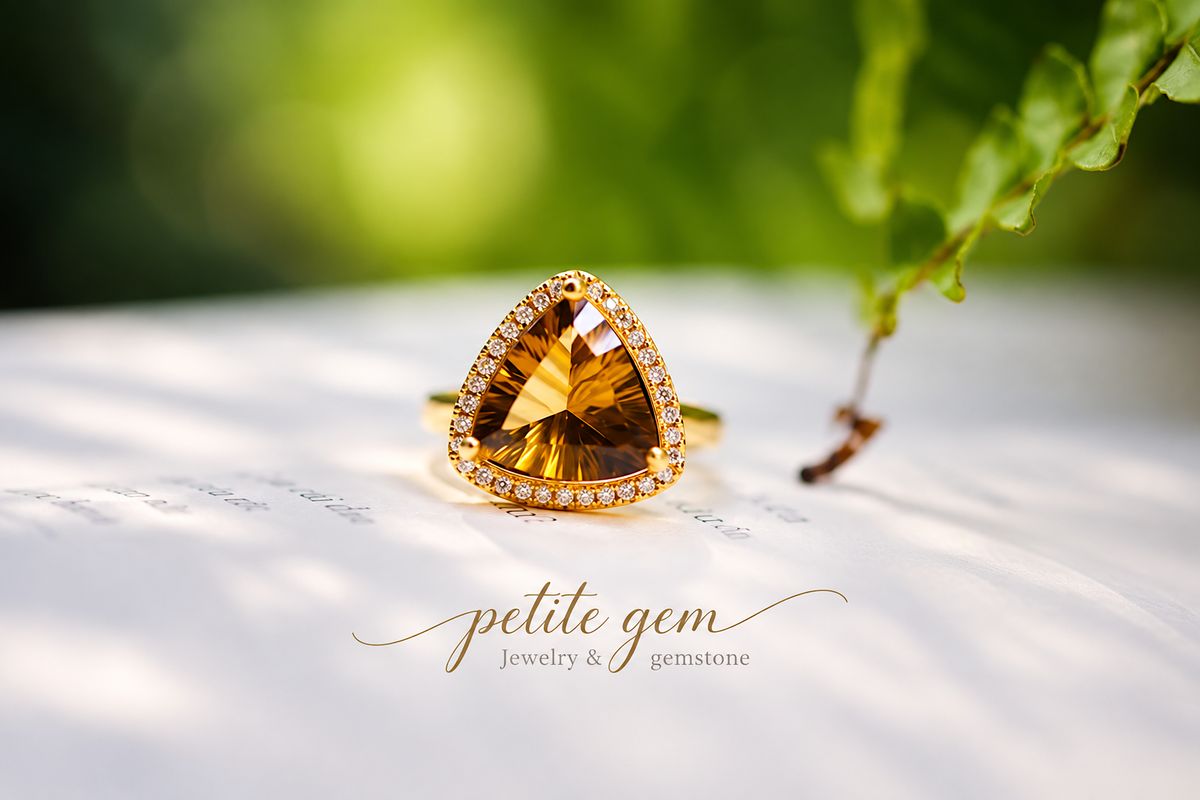 Nhẫn citrine tam giác màu mật ong viền moissanite