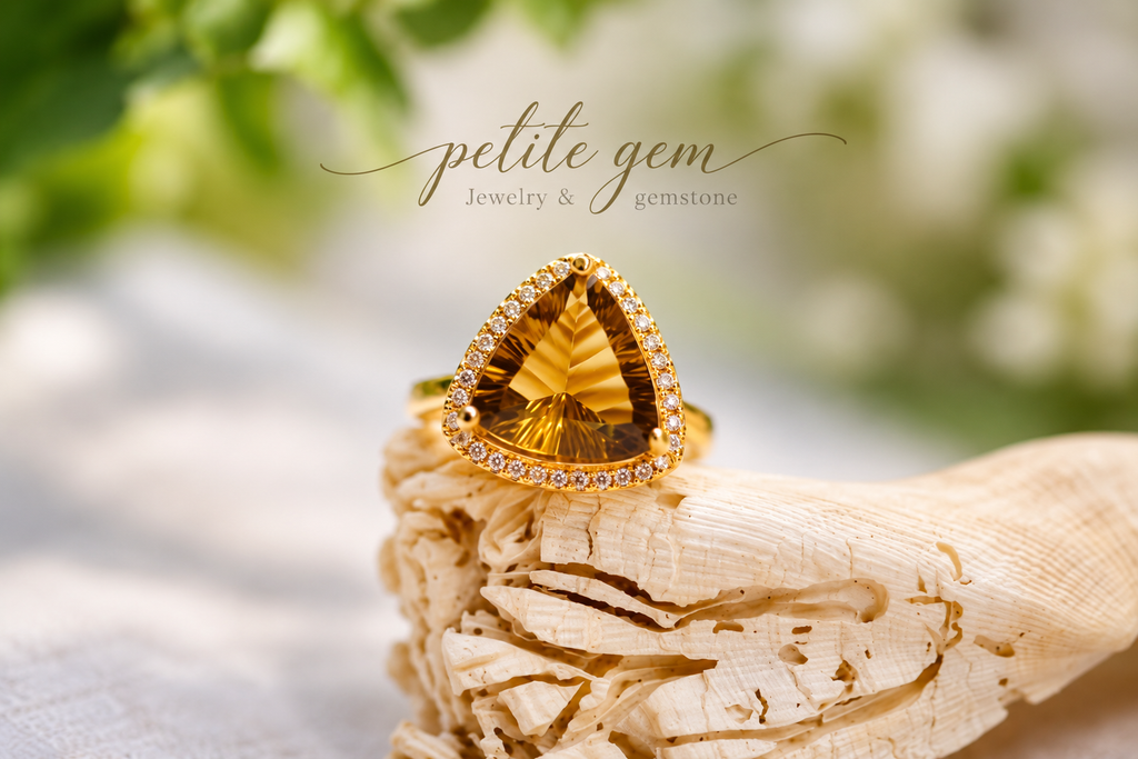 Nhẫn citrine tam giác màu mật ong viền moissanite