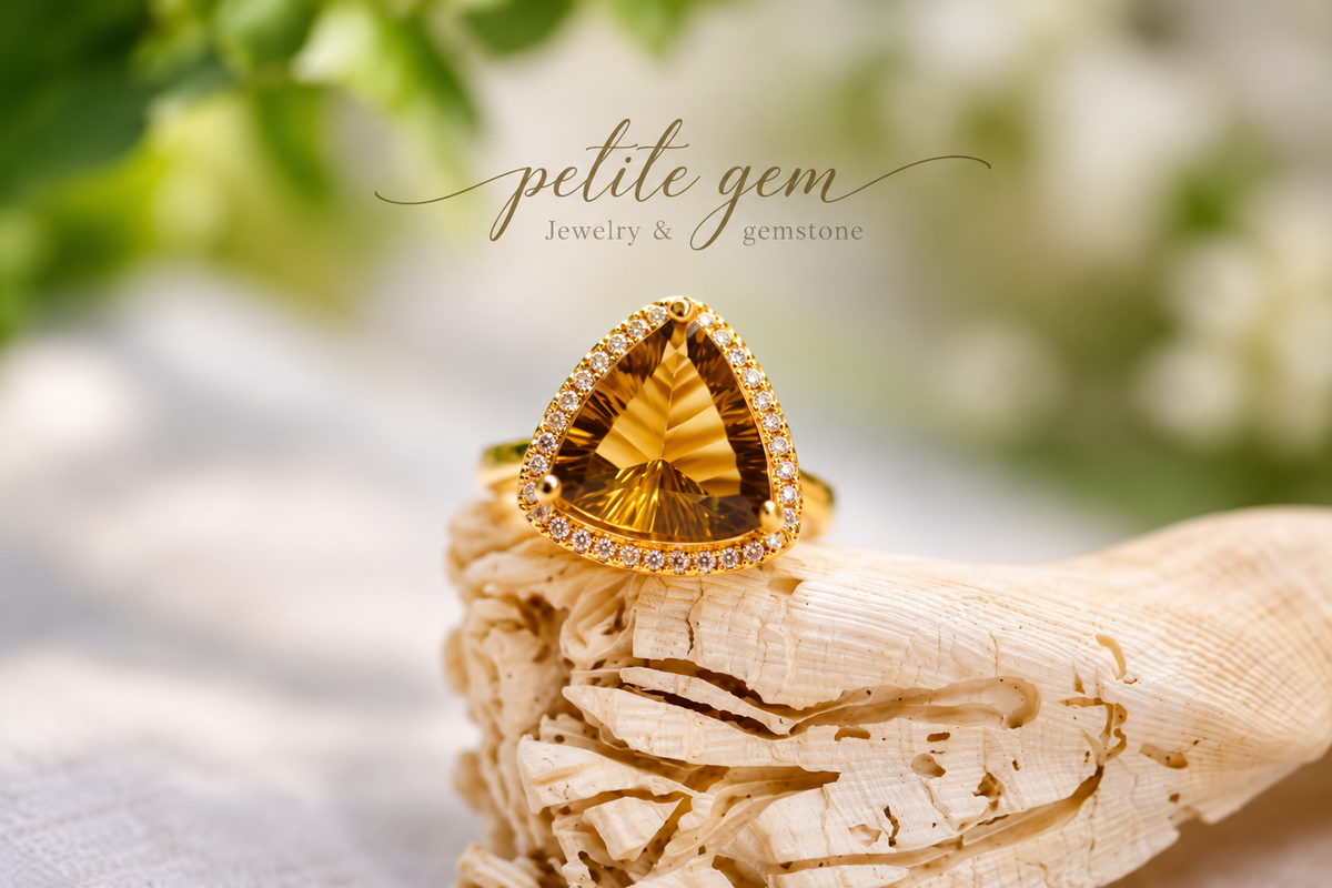 Nhẫn citrine tam giác màu mật ong viền moissanite
