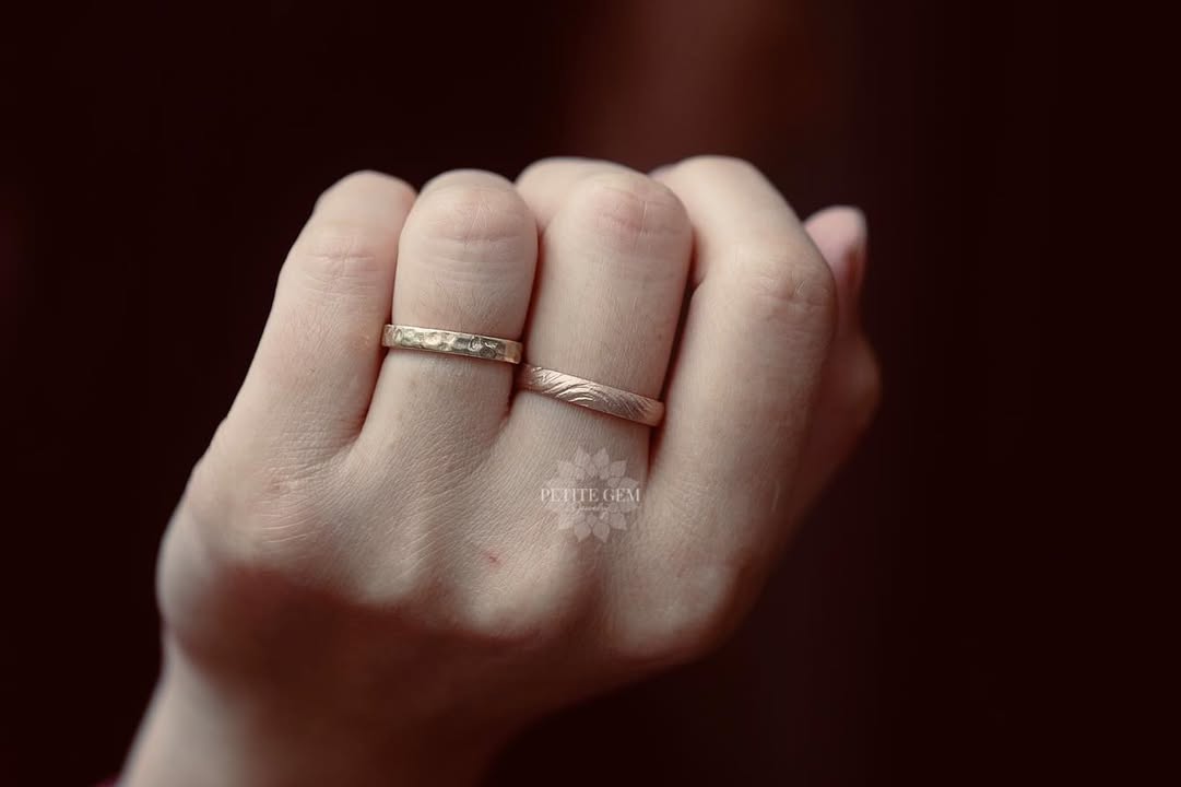 Nhẫn cưới làm tay hình sóng