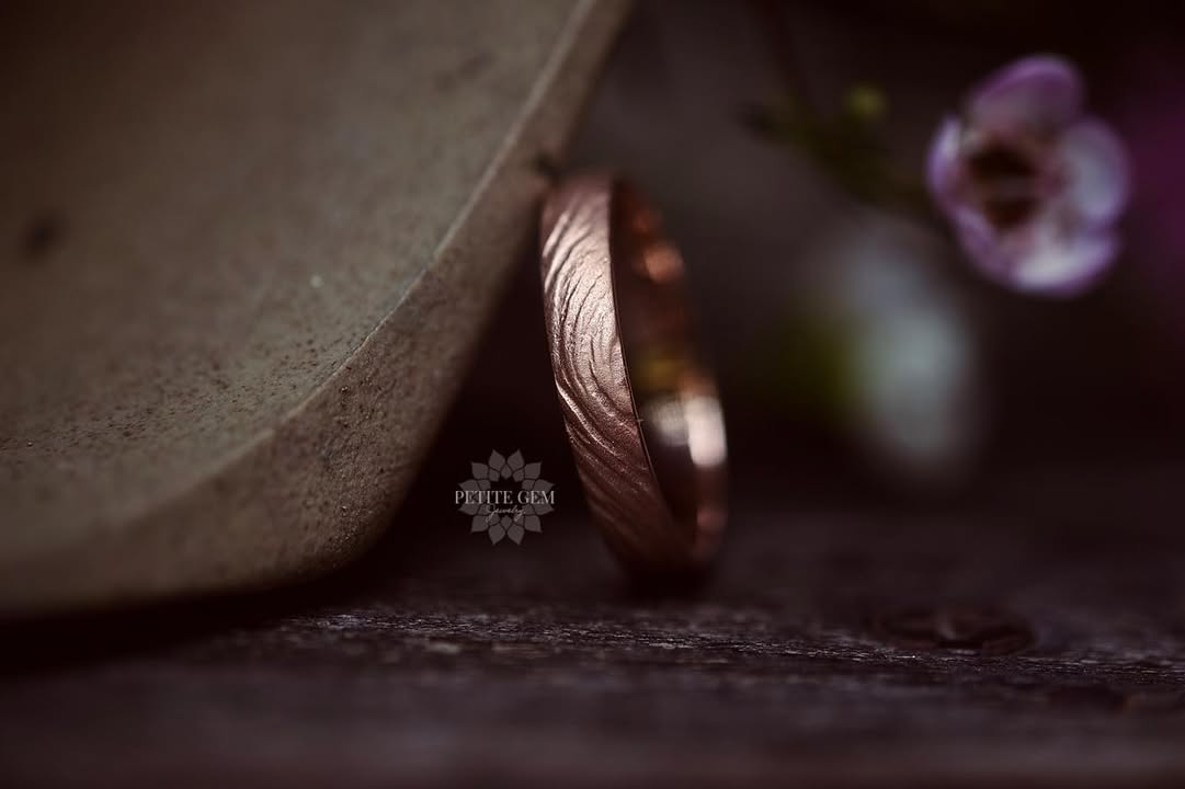 Nhẫn cưới làm tay hình sóng