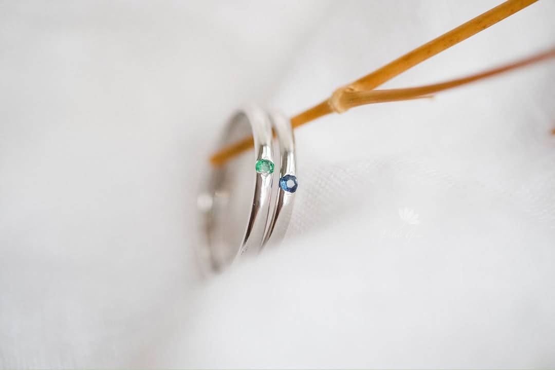 Nhẫn cưới sapphire và emerald 2mm