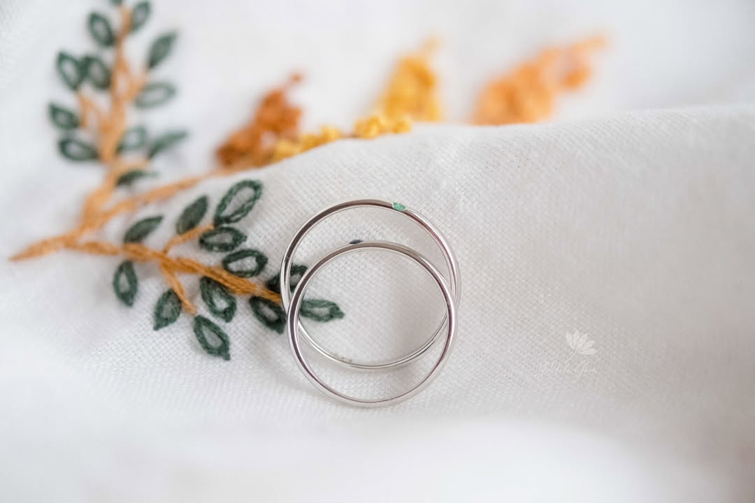Nhẫn cưới sapphire và emerald 2mm