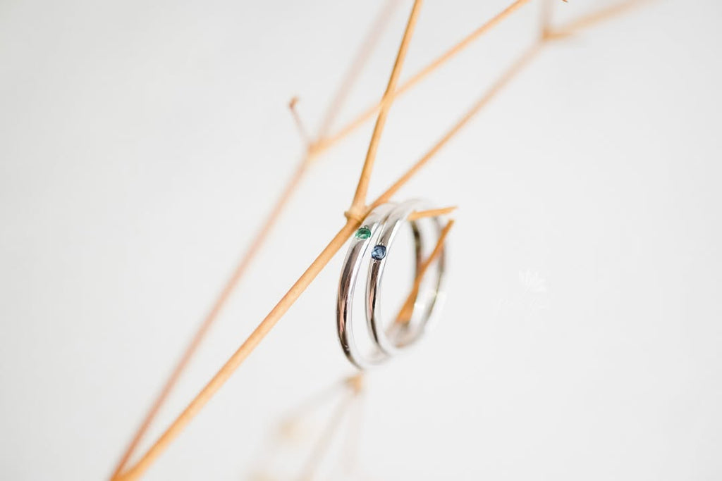 Nhẫn cưới sapphire và emerald 2mm