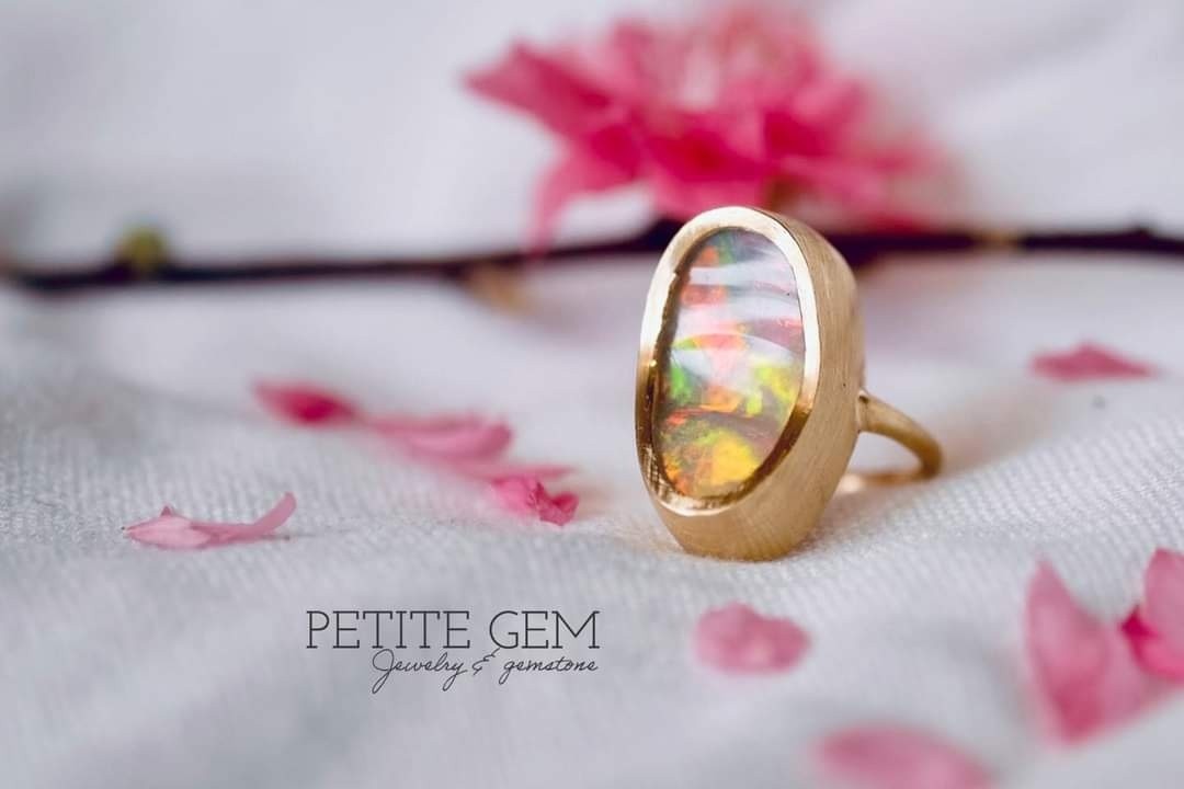 Nhẫn opal thô oval cong