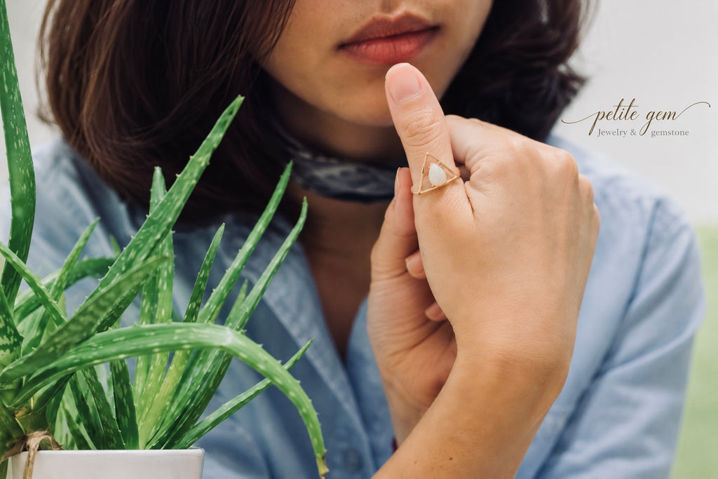 Nhẫn opal tam giác