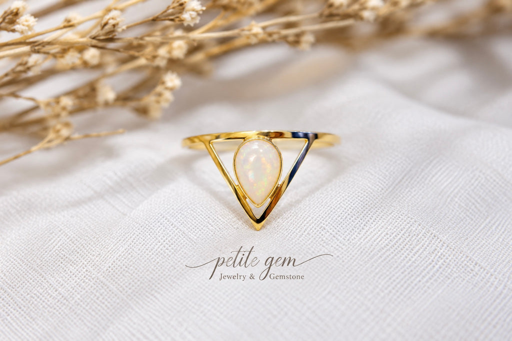 Nhẫn opal tam giác