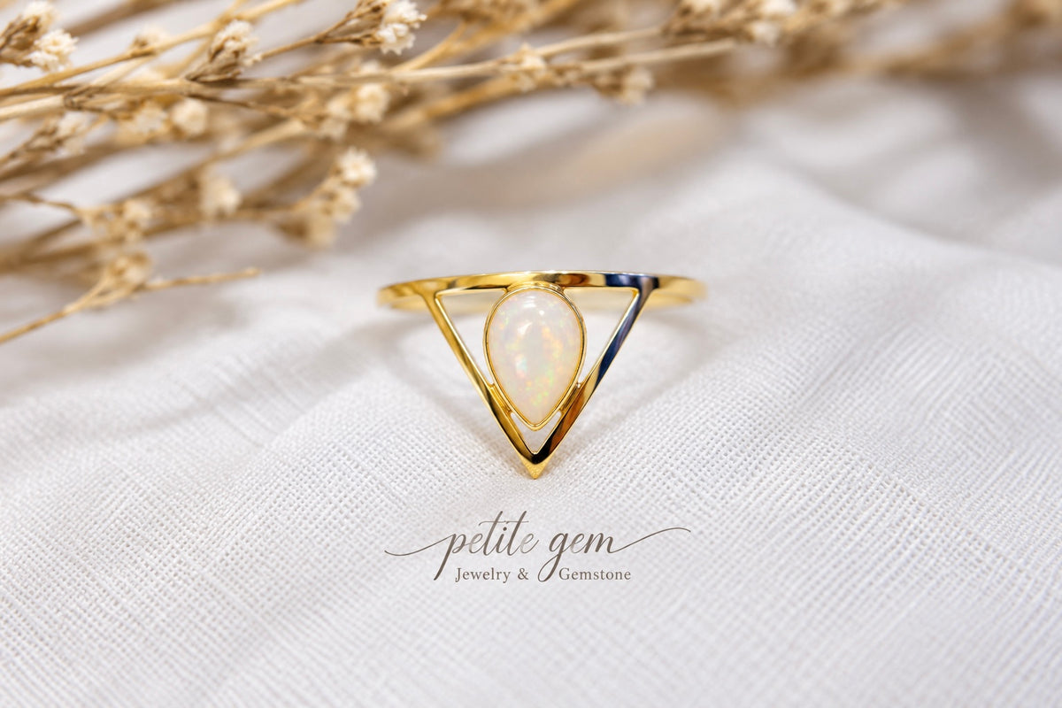 Nhẫn opal tam giác