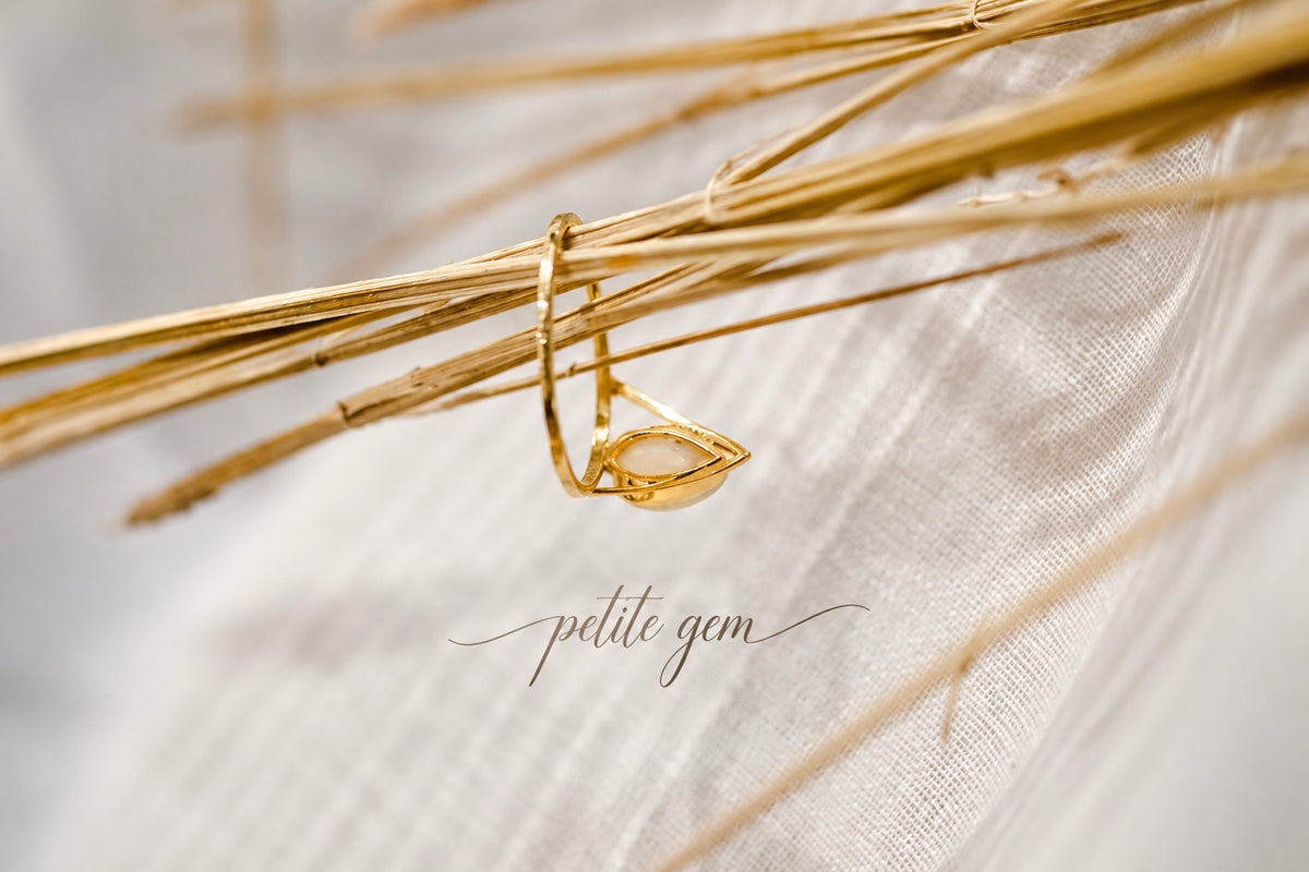 Nhẫn opal tam giác