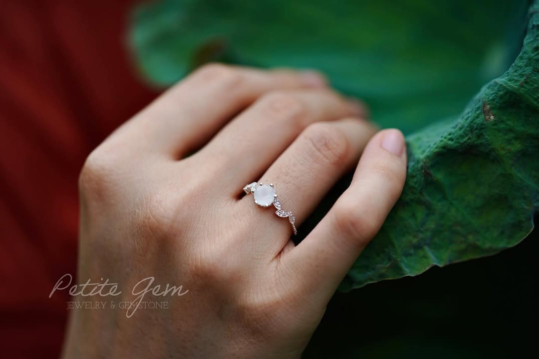 Hồ Tịch – Nhẫn moonstone lá uốn mảnh