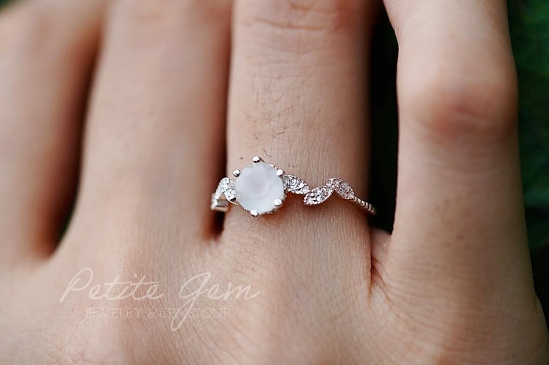 Hồ Tịch – Nhẫn moonstone lá uốn mảnh