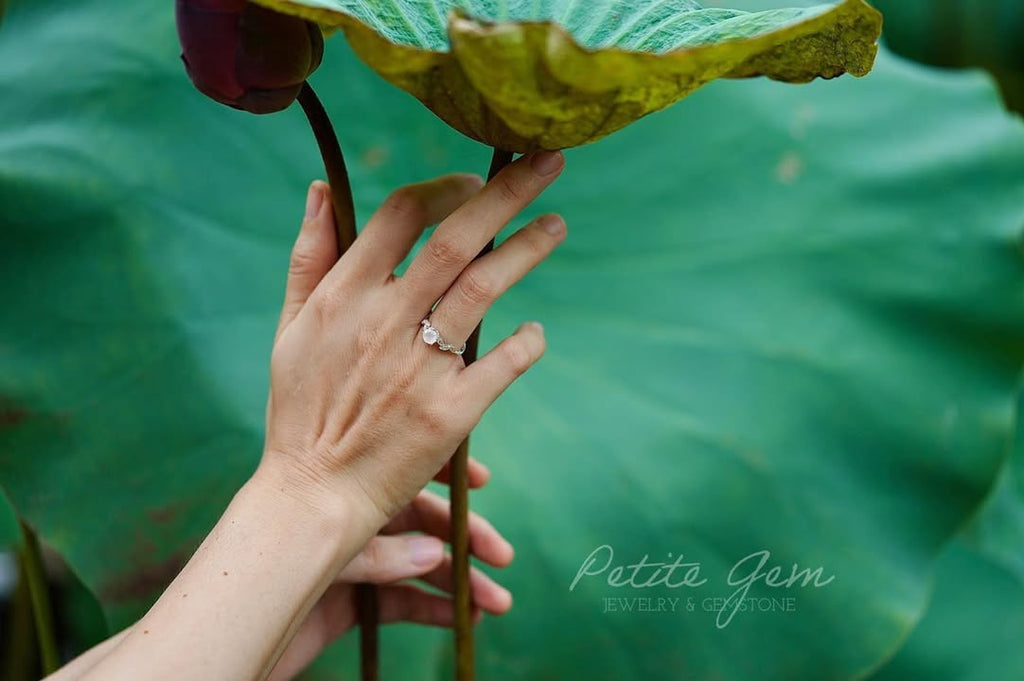 Hồ Tịch – Nhẫn moonstone lá uốn mảnh