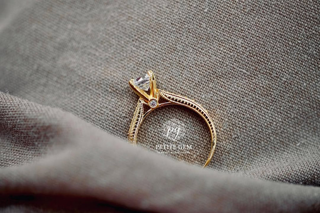 Neris – nhẫn moissanite 6mm chấu cách điệu