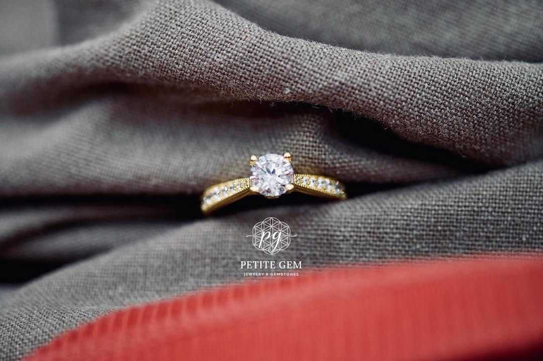 Neris – nhẫn moissanite 6mm chấu cách điệu