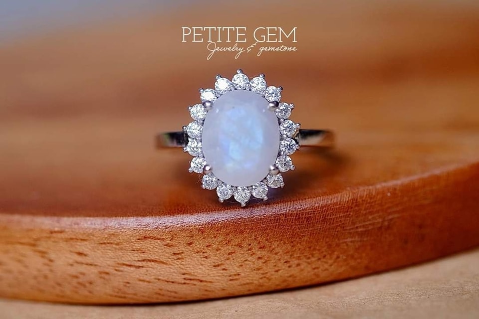 Vân Lệ – Nhẫn moonstone viền moissanite