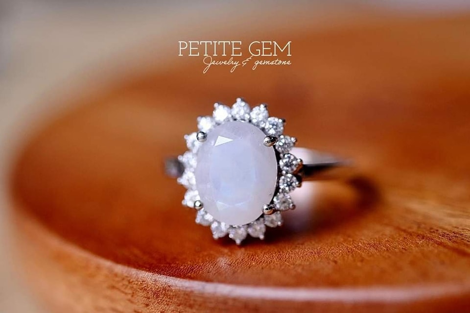 Vân Lệ – Nhẫn moonstone viền moissanite