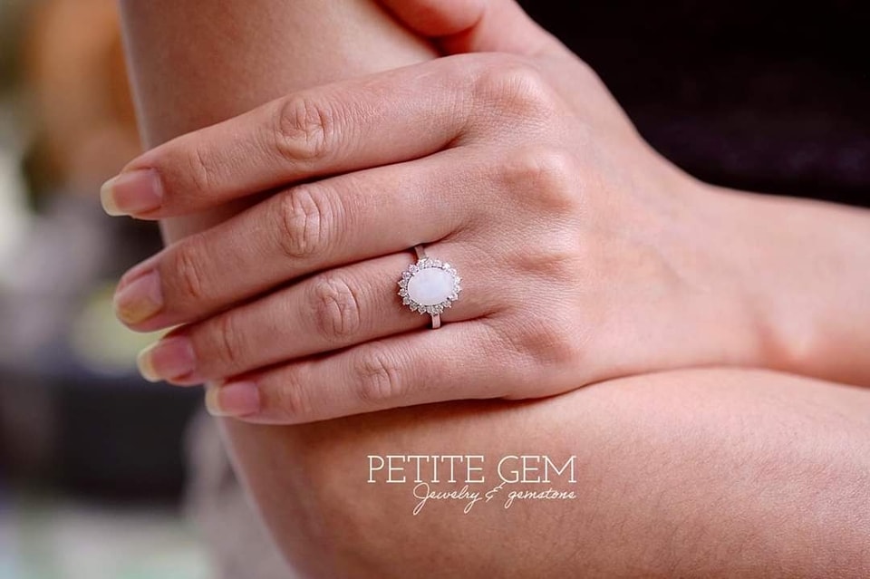 Vân Lệ – Nhẫn moonstone viền moissanite