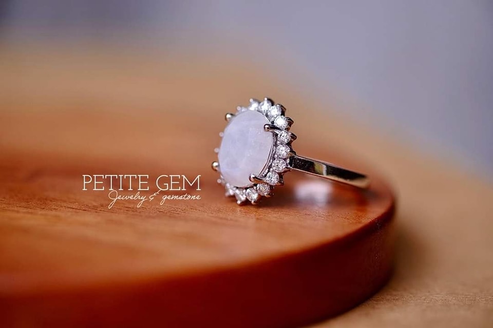 Vân Lệ – Nhẫn moonstone viền moissanite