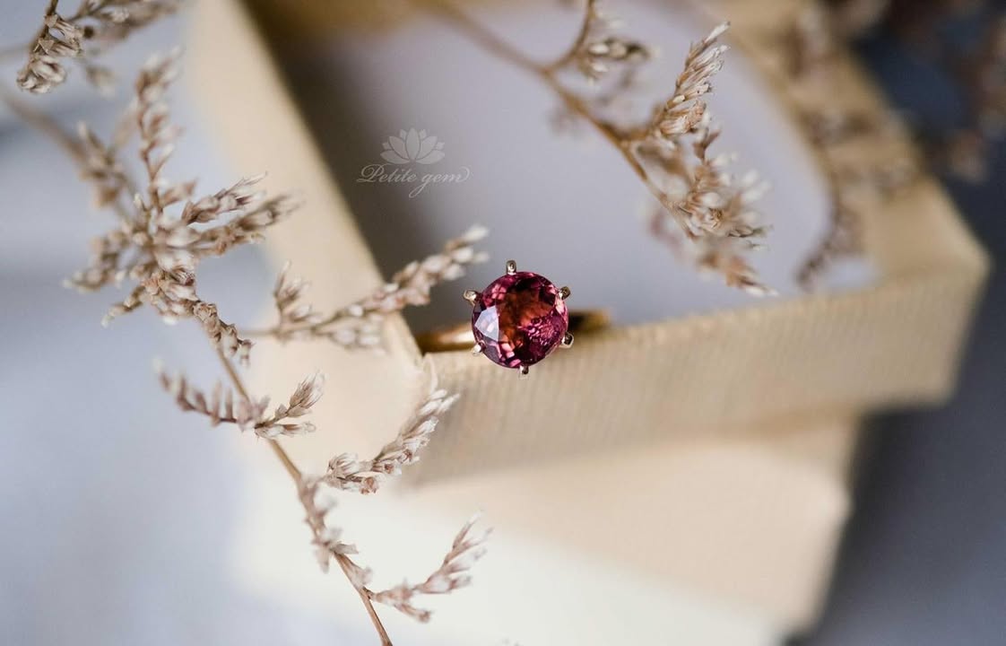 Anis – nhẫn tourmaline hồng chấu mảnh