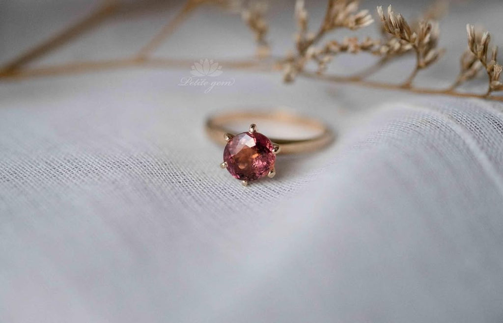 Anis – nhẫn tourmaline hồng chấu mảnh